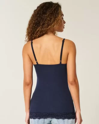 Koszulka z koronkowym wykończeniem