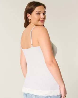 Koszulka z koronkowym wykończeniem