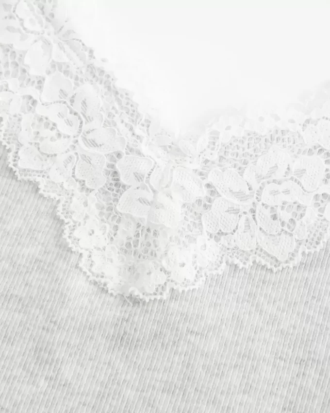 Koszulka z koronkowym wykończeniem Koszulka z koronkowym wykończeniem