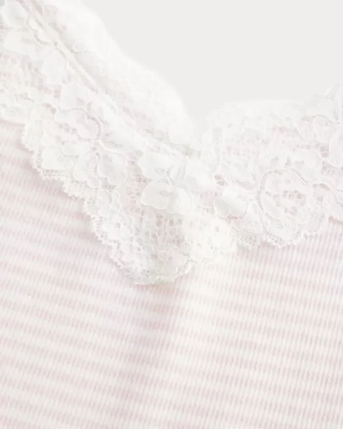 Koszulka z koronkowym wykończeniem