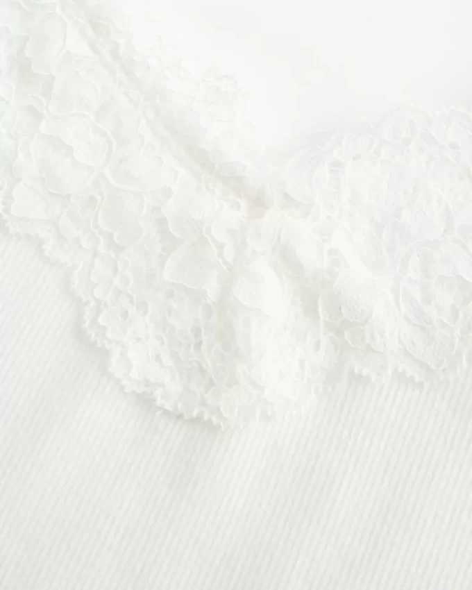 Koszulka z koronkowym wykończeniem