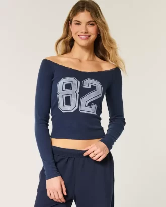 Koszulka z nadrukiem z koronkowym wykończeniem i odkrytym ramieniem Koszulka z nadrukiem z koronkowym wykończeniem i odkrytym ramieniem