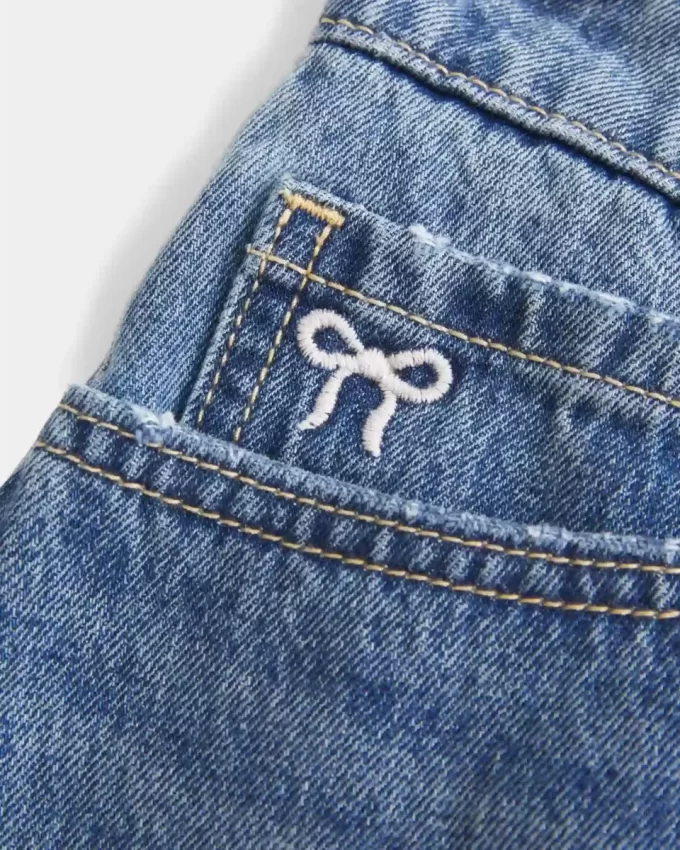 Krągła, krótka spódniczka z jeansu z haftowaną kokardą i niskim stanem Krągła, krótka spódniczka z jeansu z haftowaną kokardą i niskim stanem