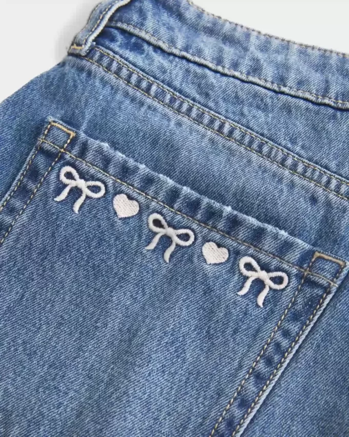 Krągła, krótka spódniczka z jeansu z haftowaną kokardą i niskim stanem Krągła, krótka spódniczka z jeansu z haftowaną kokardą i niskim stanem