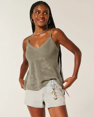 Krótkie szorty jeansowe z niskim stanem i lekkim spraniem Krótkie szorty jeansowe z niskim stanem i lekkim spraniem