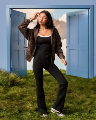 Luźna bluza z kapturem i nadrukiem w panterkę zapinana na zamek Luźna bluza z kapturem i nadrukiem w panterkę zapinana na zamek