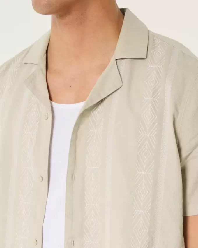 Luźna koszula z krótkim rękawem i haftowanym wzorem