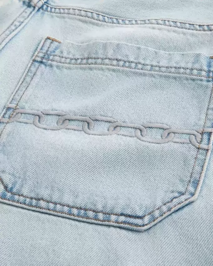 Luźne dżinsowe szorty z haftem łańcuszkowym