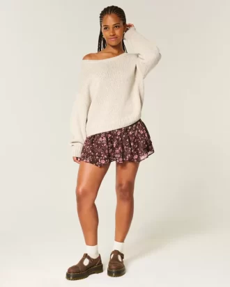 Luźny sweter z odkrytymi ramionami