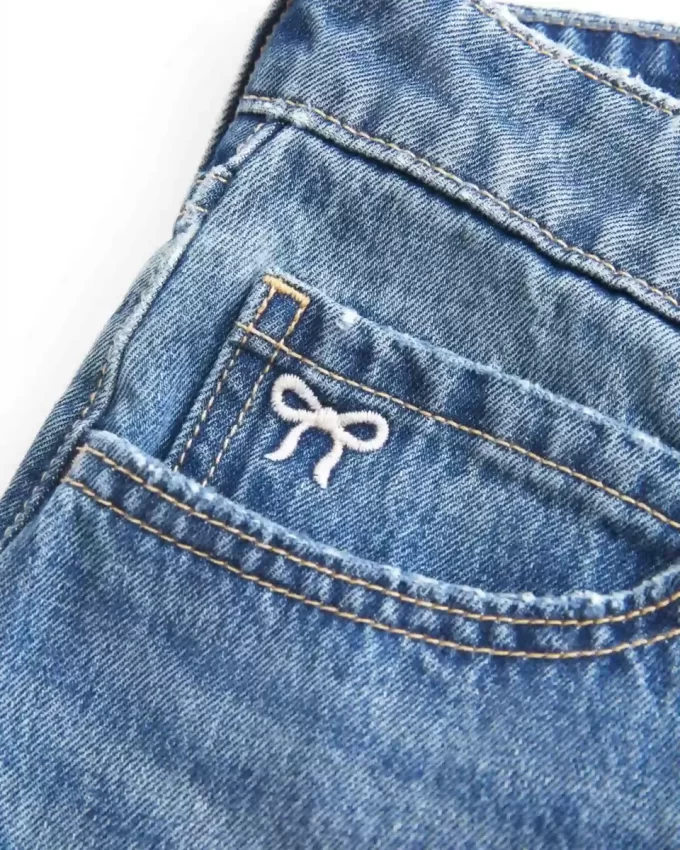 Mini spódniczka z jeansu z haftowaną kokardą i niskim stanem