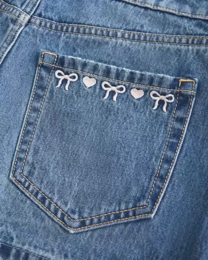 Mini spódniczka z jeansu z haftowaną kokardą i niskim stanem