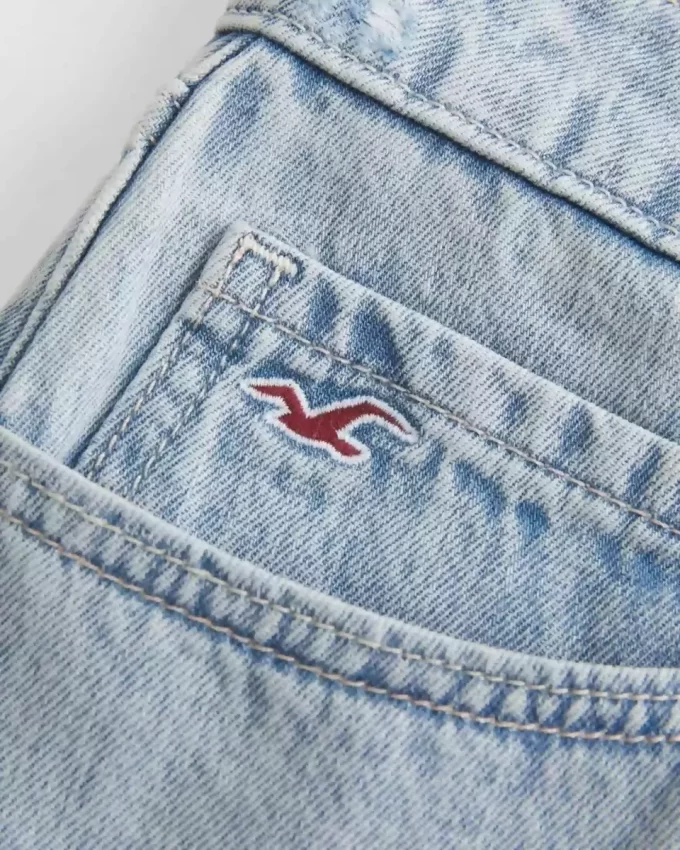 Mini spódniczka z niskiego stanu i lekkiego spranego dżinsu