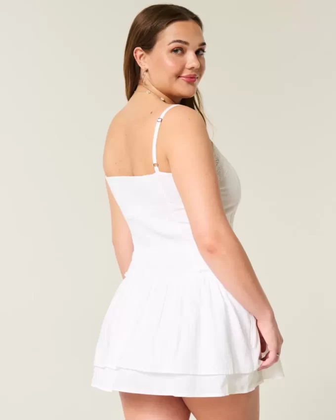 Mini sukienka z koronkowym wykończeniem