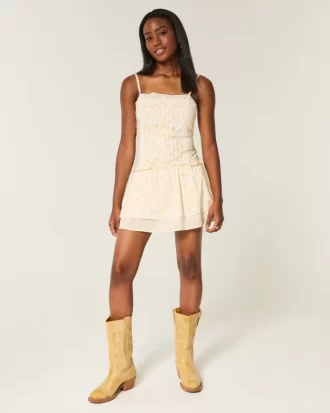 Mini sukienka z koronkowym wykończeniem