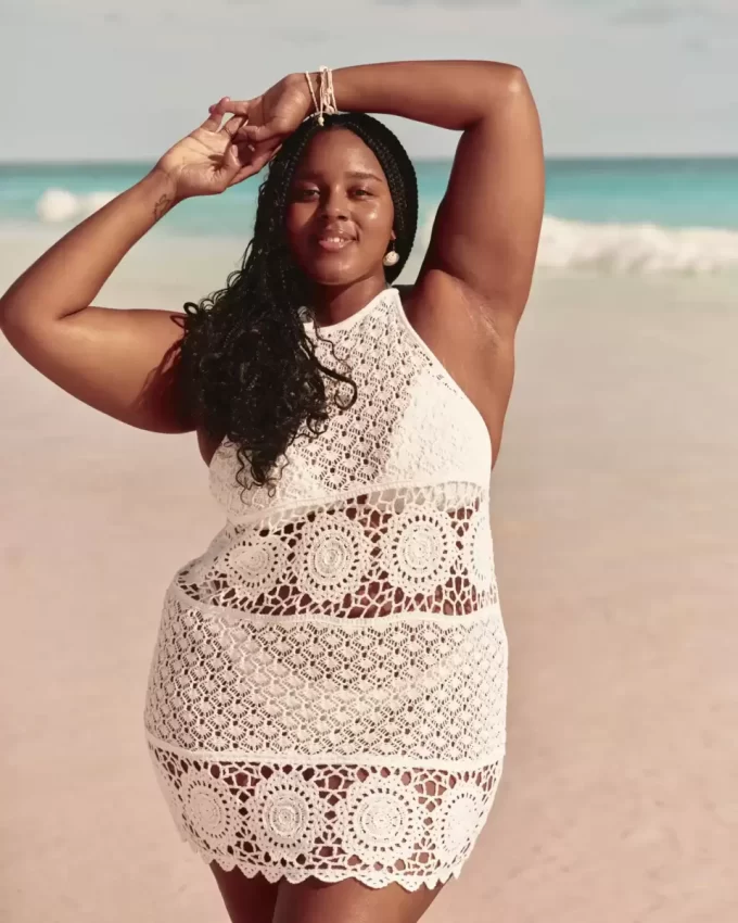 Mini sukienka z odkrytymi ramionami i szydełkowym dekoltem