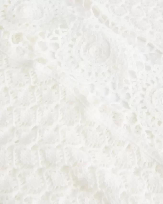 Mini sukienka z odkrytymi ramionami i szydełkowym dekoltem