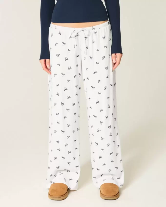 Przytulne, prążkowane spodnie z szerokimi nogawkami