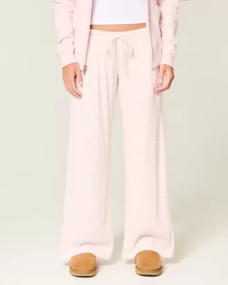 Przytulne, prążkowane spodnie z szerokimi nogawkami