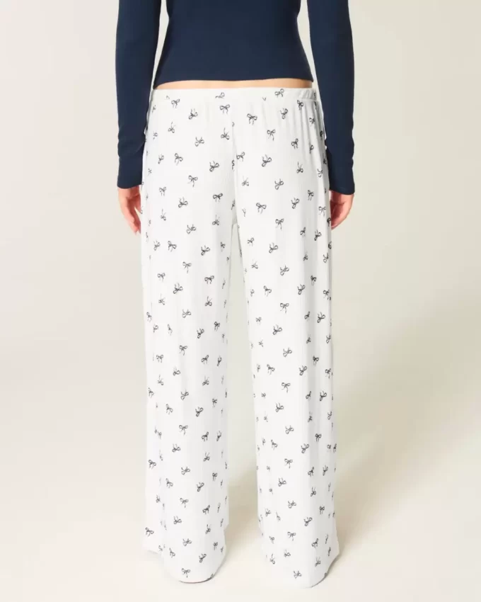 Przytulne, prążkowane spodnie z szerokimi nogawkami