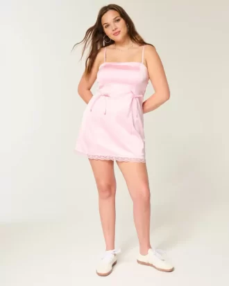 Satynowa sukienka bez ramiączek z kokardą