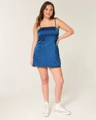 Satynowa sukienka bez ramiączek z kokardą