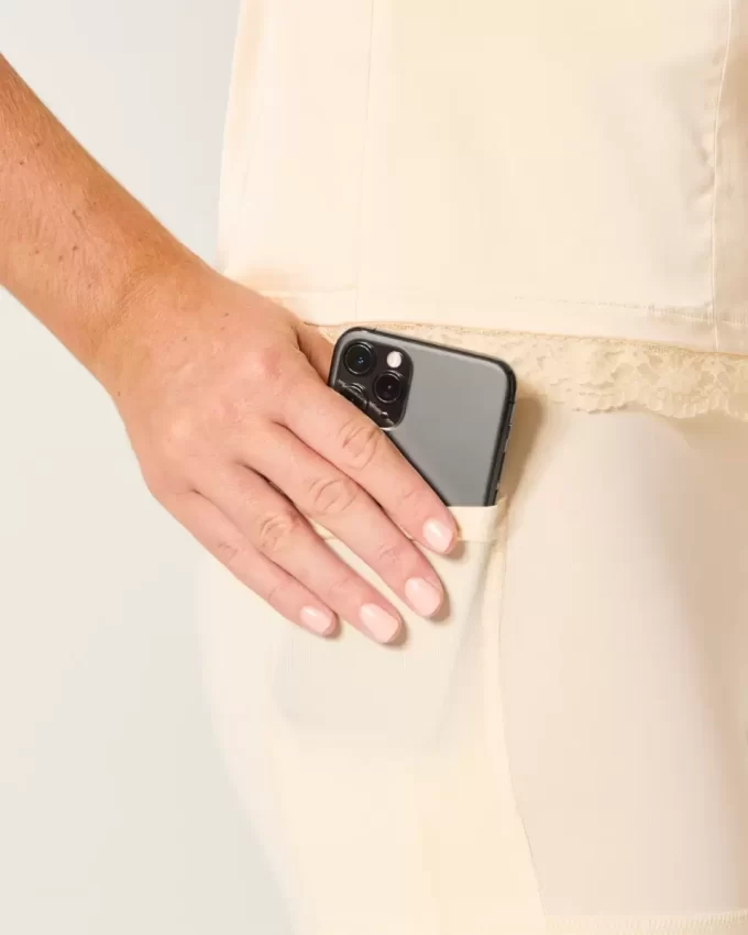 Satynowa sukienka bez ramiączek z kokardą