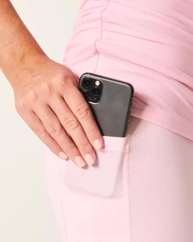 Siateczkowa sukienka o dopasowanym kroju z odkrytymi ramionami Siateczkowa sukienka o dopasowanym kroju z odkrytymi ramionami