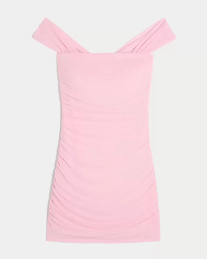 Siateczkowa sukienka o dopasowanym kroju z odkrytymi ramionami Siateczkowa sukienka o dopasowanym kroju z odkrytymi ramionami