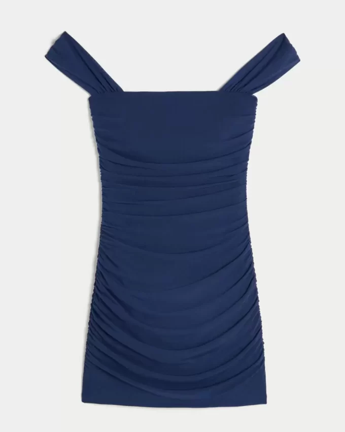 Siateczkowa sukienka o dopasowanym kroju z odkrytymi ramionami