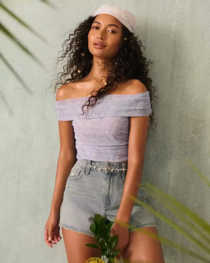 Siatkowy top z odkrytymi ramionami