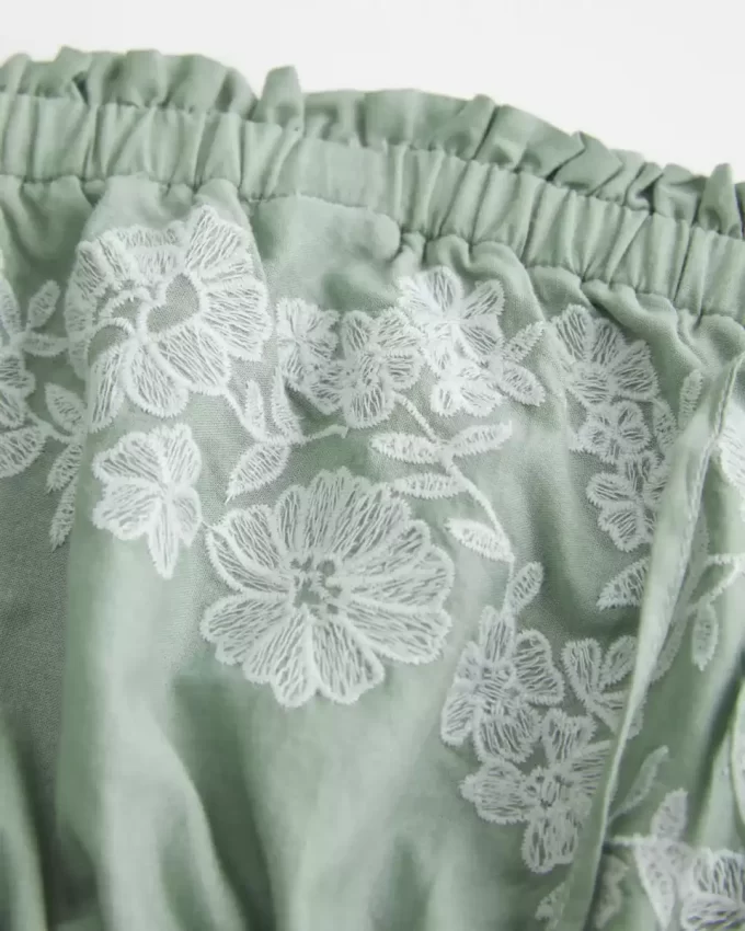 Sukienka babydoll z haftem bez ramiączek Sukienka babydoll z haftem bez ramiączek