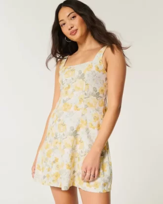 Sukienka mini z mieszanki lnu o strukturalnym kroju