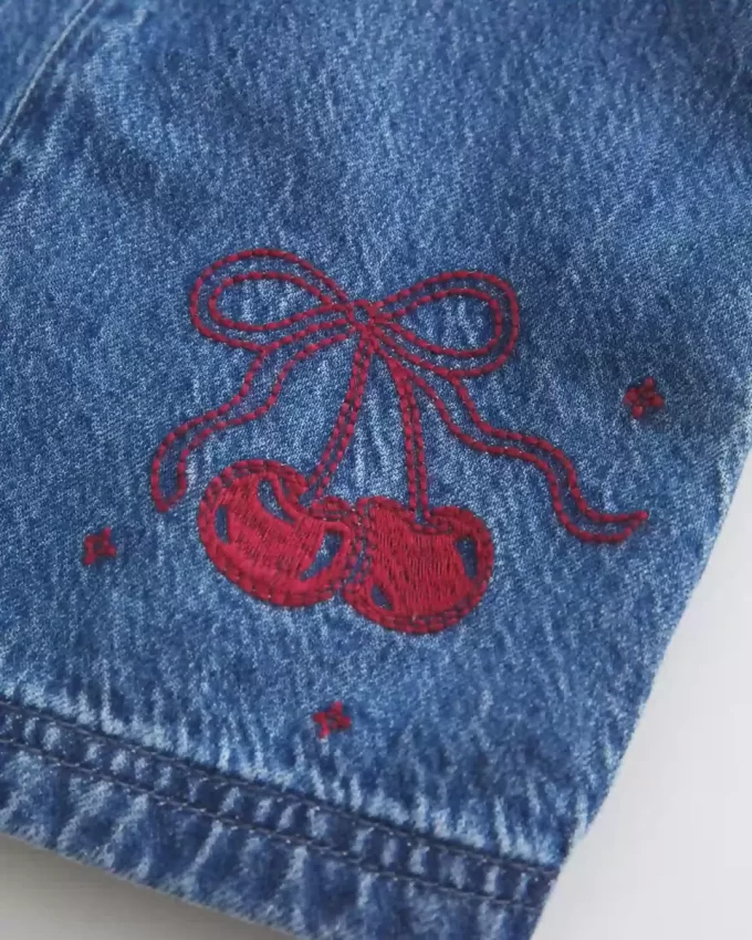 Sukienka mini z nadrukiem w wiśniowy wzór denim