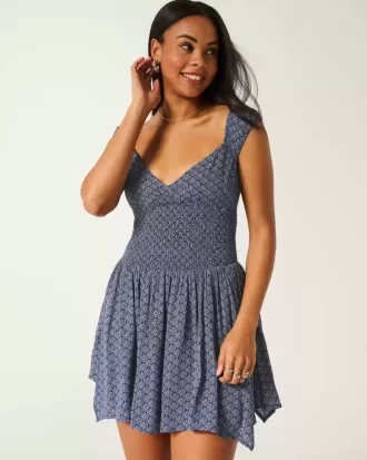 Sukienka mini z odkrytymi ramionami i asymetrycznym dołem