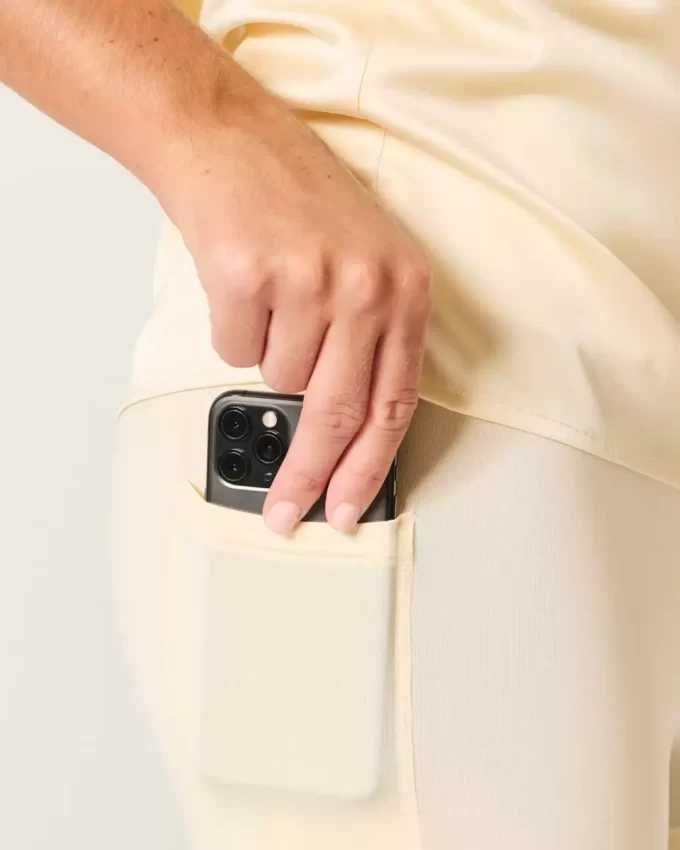 Sukienka obcisła z satyny z kokardą na plecach Sukienka obcisła z satyny z kokardą na plecach