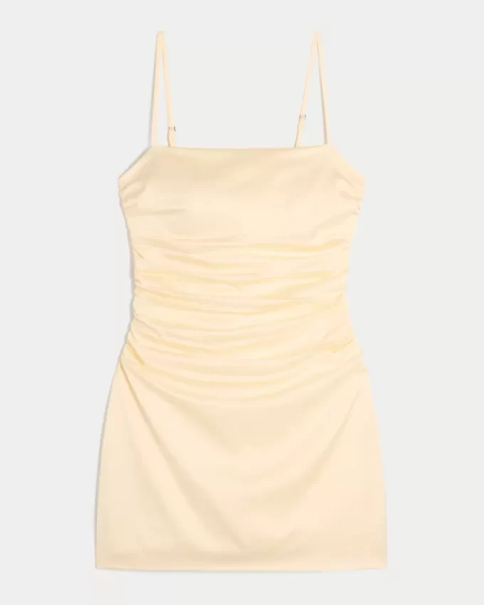 Sukienka obcisła z satyny z kokardą na plecach Sukienka obcisła z satyny z kokardą na plecach