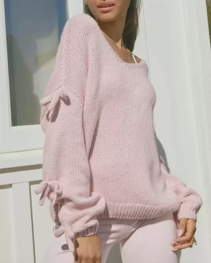 Sweter z aplikacją z kokardą odsłaniającą ramiona