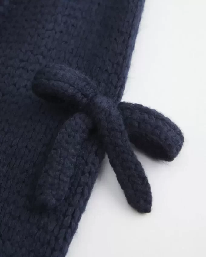 Sweter z aplikacją z kokardą odsłaniającą ramiona Sweter z aplikacją z kokardą odsłaniającą ramiona