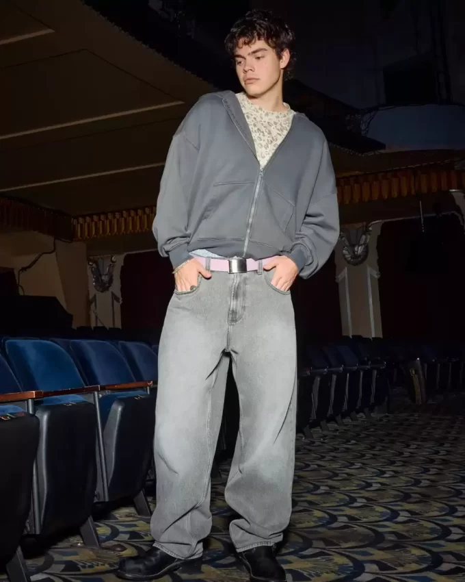 Szare, luźne jeansy typu skater