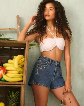 Szorty jeansowe z wysokim stanem i średnim spraniem, z haftem kwiatowym i linią A