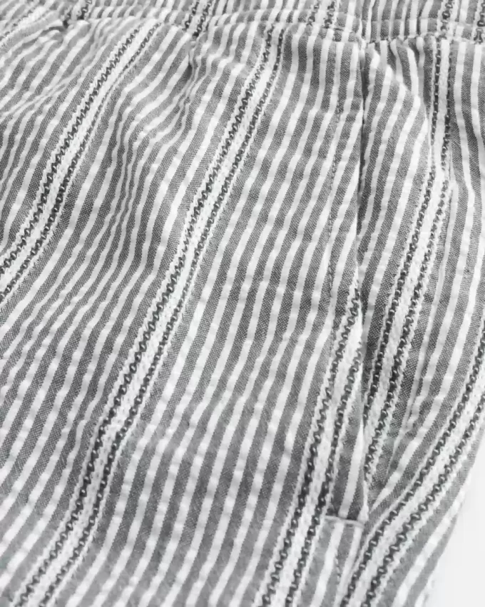 Szorty typu pull-on z seersuckerem do połowy uda Szorty typu pull-on z seersuckerem do połowy uda