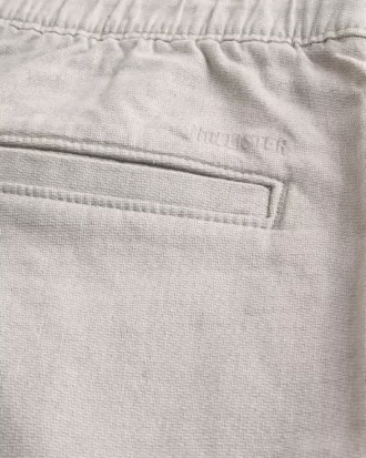 Szorty z mieszanki lnu do kolan, z płaskim przodem