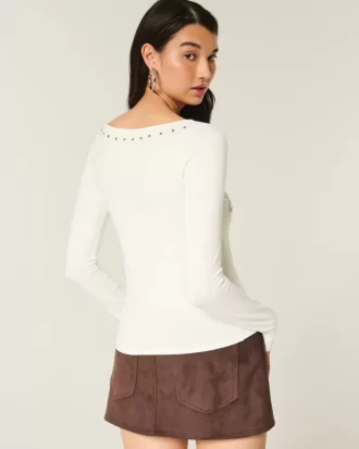 Top SoHo z ćwiekami i grafiką z wycięciem pod szyją