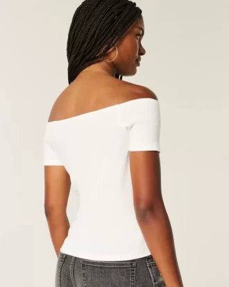 Uroczy T-shirt z grafiką i odkrytymi ramionami